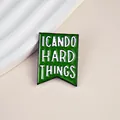 Detailansicht der grünen Emaille-Anstecknadel mit I CAN DO HARD THINGS Motivationsspruch - I CAN DO HARD THINGS Waldgrüne Fahne (XZ0552)