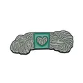 Broche en émail forme pelote de laine grise et verte avec étiquette de cœur gravée - Style Paquet de Laine Cœur (W9282)