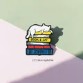 Cartoon weiße Katze auf bunten gestapelten Büchern Emaille-Anstecknadel mit 2,5x2,8cm Maß - Weiße Katze auf Büchern Stil (W7471)