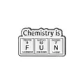 Spilla in smalto Chemistry is FUN con simboli di Fluoro Uranio e Azoto per vestiti - Stile Elementi FUN (QHXZ881)