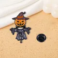 Detalle macro del pin esmaltado espantapájaros calabaza con sombrero de bruja morado - Estilo Espantapájaros de Calabaza con Sombrero de Bruja (CZ0181-4)