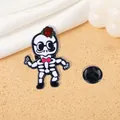 Detalle del pin esmaltado de calavera con rosa roja y gafas, incluyendo el cierre posterior - Estilo Esqueleto con Gafas y Pajarita (CZ0181-3)