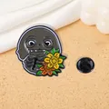 Detalle de broche de esmalte con calavera, flores y cierre de mariposa en la parte trasera - Estilo Esqueleto Sosteniendo Flores (CZ0181-1)