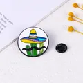 Detail der runden Emaille-Anstecknadel mit Kaktus, Sombrero und Gummiverschluss - Mexikanischer Sombrero Kaktus Stil (CZ0271-1)