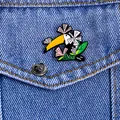 Lindo broche de esmalte con tucán y flor rosa en el bolsillo de una chaqueta vaquera - Estilo Floral de Tucán Inclinado (CZ0205-2)