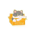 Pin's en émail chat noir et blanc dans un carton orange avec couteau et MEOW - Style Chat Noir Blanc Avec Couteau Dans Boîte (CZ0431-4)