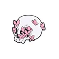 Spilla smaltata Pastel Goth con teschio bianco decorato con piccole farfalle rosa - Forma di Teschio Circondato da Farfalle Rosa (CC095)