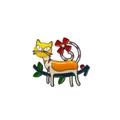 Artistic Cartoon-Katzenbrosche in Gelb und Orange auf einem blauen Zweig emailliert - Gelboranger Stil (DW0723-3)