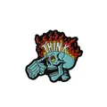 Vue détaillée du pin's en émail punk avec crâne, flamme colorée et texte THINK gravé - Squelette de Feu (QHXZ3384)