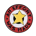 Detail van ronde emaille speld met ster en de tekst 'AN EFFORT WAS MADE' - Rood