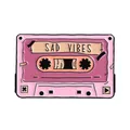 Détail du pin's émaillé cassette rétro avec le texte SAD VIBES en rose et violet - Rose Violet (SAD VIBES)