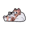Detailansicht einer Emaille-Brosche mit getigerter Katze auf einem weißen Wolkenkissen - Entspannende Katze auf Wolke