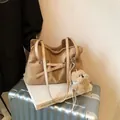 Sac fourre-tout minimaliste en daim kaki avec boucle en cuir et pendentif peluche - Sans Pendentif / Kaki