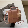 Hellrosa Rucksack aus Kunstleder mit Plüschbär-Anhänger und edlen Goldbeschlägen - Mit Anhänger / Rosa