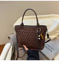 Borsa a mano intrecciata marrone scuro con ciondolo di perline e tracolla donna - Caffè Con Pendente
