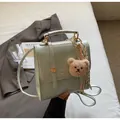 Hellgrüner Damenrucksack aus PU-Leder mit goldener Schnalle und Plüschbär-Anhänger - Mit Anhänger / Blau