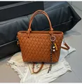 Borsa tote marrone a trama intrecciata con doppi manici e ciondolo con nappe di perline - Marrone con Ciondolo