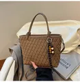 Borsa tote marrone intrecciata con ciondolo a nappine e tracolla staccabile - Cachi Con Pendente