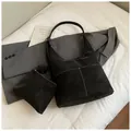 Minimalistische schwarze matte Tragetasche mit Kontrastnaht und passendem Etui - Schwarz