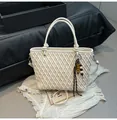 Borsa tote bianca intrecciata con trama trapuntata, pendente a nappa e tracolla regolabile - Bianco Con Pendente