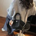 Borsa a tracolla nera in finto scamosciato con ciondolo a farfalla e fibbia in argento - Stile di base / Nero