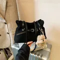 Sac fourre-tout en daim noir avec bandoulière en cuir et boucle argentée et breloque chien - Sans Pendentif / Noir