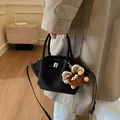 Borsa a tracolla in pelle nera con ciondolo in peluche marrone e fibbia argento - Stile di base / Caffè Mocha