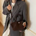 Borsa a tracolla retrò in camoscio marrone scuro con ciondolo a renna e tracolla - Stile di base / Marrone
