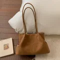 Sac fourre-tout vintage marron en cuir mat souple avec deux fines bandoulières - Brun PU (Sans Charme)