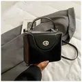 Elegante bolso de mano negro brillante estilo caja con cierre de giro plateado diario - Negro Versátil