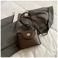 Bolso tipo caja marrón oscuro en cuero sintético mate vintage con cierre giratorio plata - Café Retro