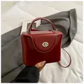 Bolso caja retro burdeos con herrajes plateados y asa superior para uso diario - Rojo Alegre