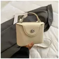 Bolso de mano retro blanco crema de cuero PU con cierre giratorio de metal plateado - Blanco Elegante