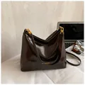 Borsa hobo in pelle cerata marrone scuro lucida con fibbia in metallo dorato - Marrone