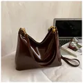 Borsa tote oversize marrone scuro in ecopelle lucida con doppie tracolle - Marrone