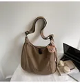 Bolso bandolera de lona marrón oscuro con correa ajustable y adorno de oso de peluche - Marrón con Colgante