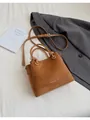 Borsa a tracolla in pelle smerigliata marrone caramello con manici e logo moda - Marrone
