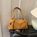 Braune Vintage-Tasche aus Wildleder mit Ösenriemen und großem Fassungsvermögen - Braun