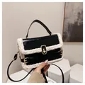 Borsa baguette in finta pelle nera con bordo in pile bianco e dettagli dorati - Nero