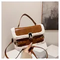 Borsa a tracolla chic in pelle marrone e pelliccia sintetica bianca con fibbie oro - Marrone