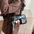 Schwarze glänzende PU-Ledertasche mit transparentem Fach und Plüschbär-Anhänger - Mit Anhänger / Schwarz