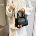 Klassische schwarze Boston-Tasche für Damen mit Vintage-Charme und buntem Blumenanhänger - Mit Anhänger / Schwarz