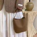 Καφέ τσάντα bucket με σχέδιο lychee, λογότυπο VUCHY & JODI και ρυθμιζόμενο λουράκι - Καφέ