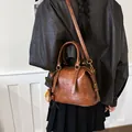 Braune Vintage Boston Tasche aus strukturiertem PU-Leder mit Quastenanhänger und Gurt - Mit Anhänger / Braun