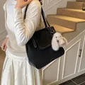 Sac seau noir mat avec surpiqûres blanches et pendentif lapin en peluche doux - Avec Pendentif / Noir