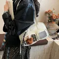 Weiße Umhängetasche aus Kunstleder mit Funktionstaschen und niedlichem Bären-Anhänger - Mit Anhänger / Weiß