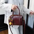Retro Boston Bag in Burgunderrot aus Kunstleder mit bunten Anhängern und Schultergurt - Mit Anhänger / Burgunderrot