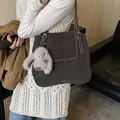 Sac seau vintage marron foncé en daim avec surpiqûres blanches et pendentif lapin - Avec Pendentif / café