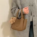 Braune Beuteltasche aus Litschileder mit Tragegriff und Plüschhund-Anhänger - 2-in-1 Taschen-Set / Ohne Anhänger / Braun / Hintergrundverletzung-Apple