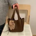 Dunkelbraune Eimer-Tasche aus Leder mit Litschi-Muster und Plüschhund-Anhänger - 2-in-1 Taschen-Set / Ohne Anhänger / Braun / Hintergrundverletzung-Apple